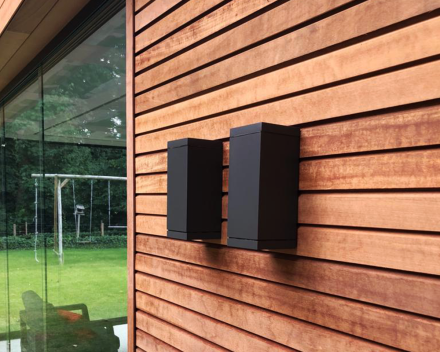 Antraciet grijze outdoor wandarmatuur. Strak en modern in combinatie met een houten gevel door E-T-S elektro