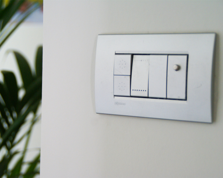 Stijlvolle lichtschakelaar van Bticino in het grijs, geplaatst door uw elektricien aan huis